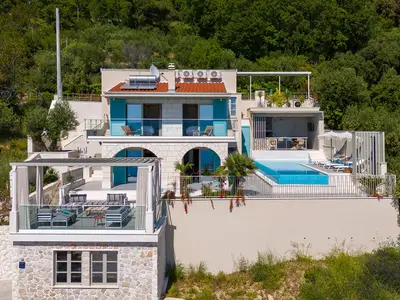 Die Villa Casa GENI liegt auf einem 411 m2 großen, abgelegenen Grundstück und bietet 121 m2 Innenfläche auf drei Ebenen