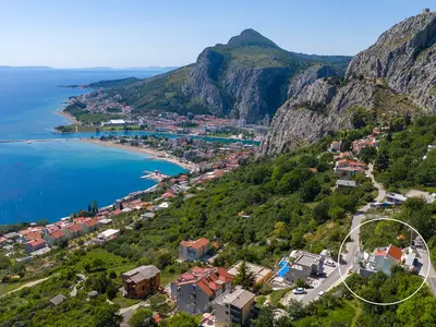 Die Villa bietet atemberaubende Ausblicke auf das Meer, den Sandstrand von Omiš, die nahegelegenen Inseln und die darüber liegende historische Festung Fortica