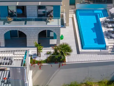 Das Hotel liegt in einer ruhigen natürlichen Umgebung, nur 2,4 km bergauf von der Stadt Omiš entfernt