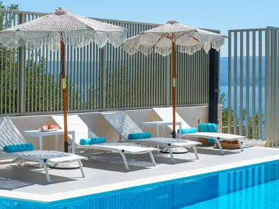 Angrenzend an den Pool befindet sich ein Sonnendeck mit 4+2 Liegen