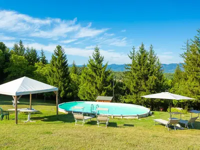 Das ausgestattete Schwimmbad auf dem Hügel in dominanter Lage