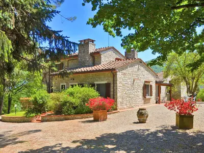 Die Villa und der gepflegte Garten drum herum