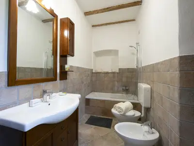 Badezimmer mit Badewanne
