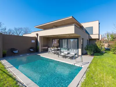 PoolOfHouse