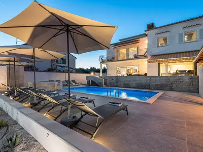 PoolOfHouse