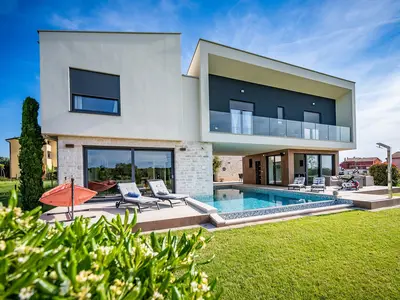 Villa für 8 Personen (186 m²) in Bužinija 1/10