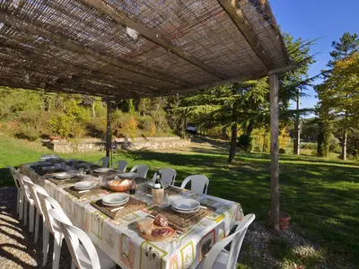 Pergola für Mahlzeiten ausgestattet, in der Nähe des Casale