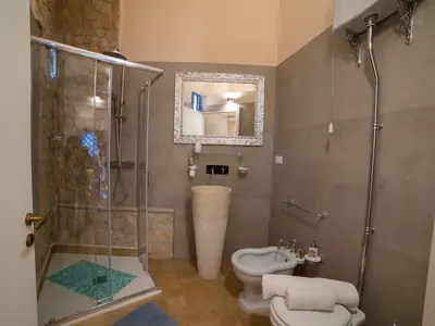 Badezimmer mit Dusche