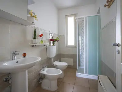 Badezimmer mit Dusche