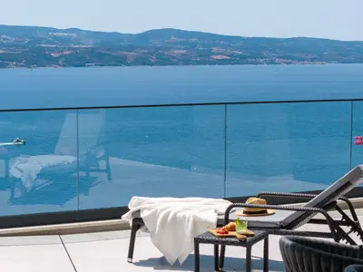 Jeder Winkel dieser luxuriösen Villa bietet einen atemberaubenden Meerblick, sodass Sie die Schönheit der Adria genießen können