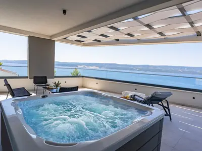 Entspannen Sie sich im einladenden Whirlpool oder genießen Sie die Sonne auf dem weitläufigen Sonnendeck