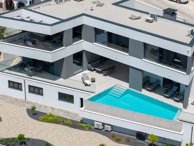 Die Villa ist voll klimatisiert und mit kostenlosem WLAN ausgestattet, was Ihnen während Ihres Aufenthalts höchsten Komfort garantiert