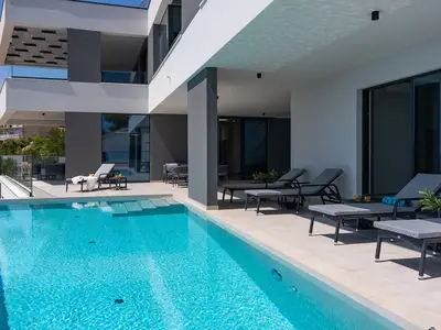 Treten Sie hinaus und entdecken Sie Ihren eigenen privaten Infinity-Pool (8 m x 5 m), der über Heizung und Hydromassage-Optionen verfügt