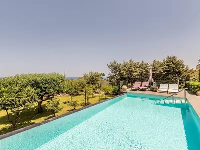 PoolOfHouse