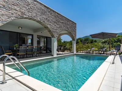 Villa Eden mit beheiztem Privatpool, Hydromassage, Whirlpool, Spaßzone, 4 Schlafzimmern mit eigenem Bad