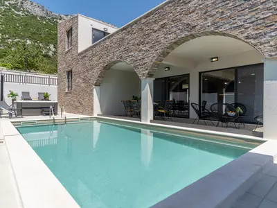 Eine neu gebaute Villa Eden ist ein sehr komfortables Anwesen, das mit hoher Qualität ausgestattet, voll klimatisiert und mit kostenlosem WLAN ausgestattet ist und alles bietet, was Sie für einen perfekten Aufenthalt in einem Zuhause in der Ferne benöt