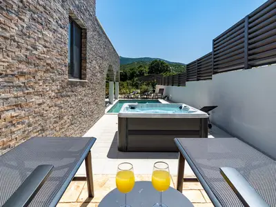 Der Außenbereich bietet einen Jacuzzi (Hot-Tub) für 5 Personen