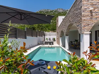 Der Außenbereich bietet auch einen privaten Pool 7,5m x 3,5m mit einem chlorfreien System, ein Gegenstrom-Schwimmprogramm, einen Geysir, eine Hydromassage