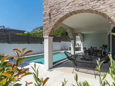Der Außenbereich enthält auch einen überdachten Essbereich im Freien; eine Außendusche; 8 Liegestühle mit Sonnenschirm; eine entspannende Lounge-Ecke