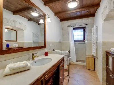 Badezimmer mit Dusche