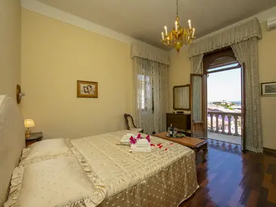 Zweites Schlafzimmer mit Doppelbett und Balkon