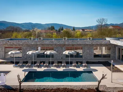 Auf dieser Terrasse können Sie den ganzen Tag einfach die Aussicht und eine angenehme Sommerbrise genießen
