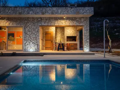 Gehen Sie nach draußen und entdecken Sie Ihren ganz privaten Rückzugsort: einen beheizten Swimmingpool (9 m x 5 m), ausgestattet mit einem Elektrolyse-Filtersystem