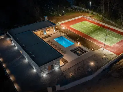 Für diejenigen, die aktiv bleiben möchten, wartet ein privater Tennisplatz