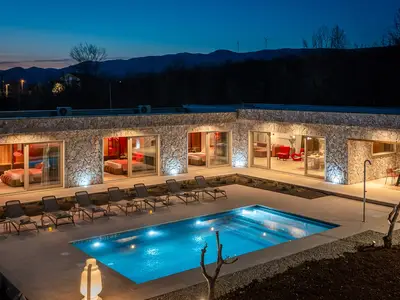 Diese exquisite Villa mit 4 Schlafzimmern bietet Familien und Gruppen einen unvergesslichen Urlaub und verbindet Luxus mit der Ruhe der Natur