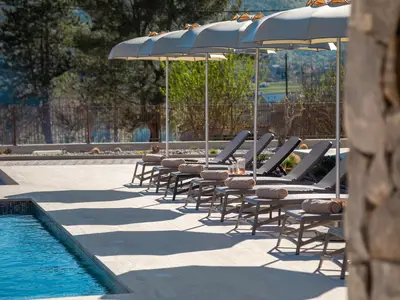 Sonnendeck mit 8 Liegestühlen und Sonnenschirmen bietet den perfekten Ort zum Entspannen