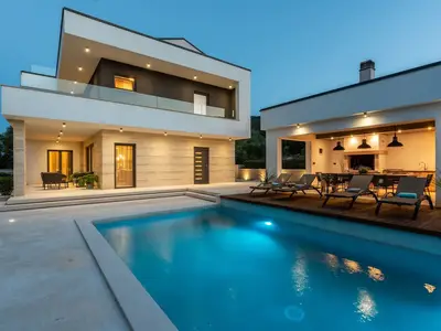 PoolOfHouse