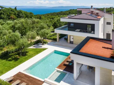 PoolOfHouse
