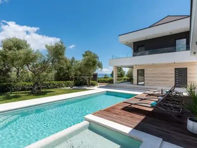 PoolOfHouse