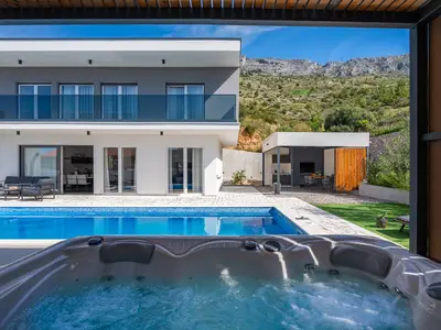 Villa Hill ist ein neu erbautes, sehr komfortables und stilvolles Anwesen, das über einen beheizten Pool mit Hydromassage und Whirpool verfügt