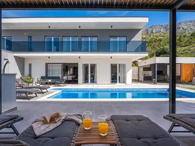 Villa Hill liegt nur 200 Meter von den wunderschönen Sandstränden von Duće-Omiš entfernt
