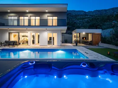 Villa Hill liegt in der Nähe der kleinen Stadt Omiš und des Flusses Cetina (2 km entfernt), der viele Sand- und Kiesstrände bietet