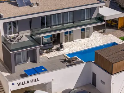 Villa Hill liegt oberhalb der Küstenstraße in Duće und bietet 4 Parkplätze auf dem Privatgrundstück