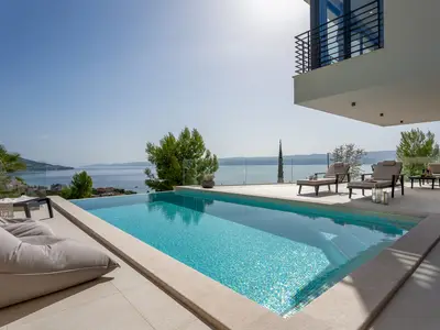 Beheizter Infinity-Pool, finnische Sauna, Medienraum, 2 Wohnbereiche, spektakulärer Meerblick, sehr geräumiger Innenraum, hochwertige Immobilie