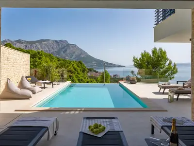 Die Deluxe Villa Nitia mit 4 Schlafzimmern ist eine sehr stilvolle und hochwertige Villa mit offenem Meer- und Bergblick