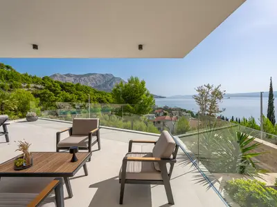 Die Deluxe Villa Nitia ist mit allen notwendigen Einrichtungen ausgestattet, die ein moderner Gast für einen sehr angenehmen Aufenthalt benötigt.