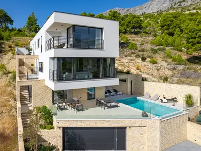 Blick auf die Villa Nitia und die natürliche Umgebung.
