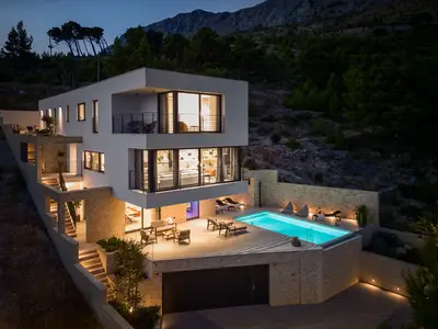 Die Villa Nitia erstreckt sich über 3 Ebenen und ist durch eine Innen- und Außentreppe verbunden