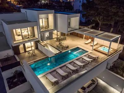 Villa Bava mit 4 Schlafzimmern mit eigenem Bad, beheiztem 33 m2 großen Pool, Whirlpool, Medienraum