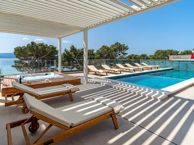 Der Außenbereich bietet außerdem: 33 m2 großen beheizten Privatpool, einen Whirlpool und einen atemberaubenden Blick auf die Adria