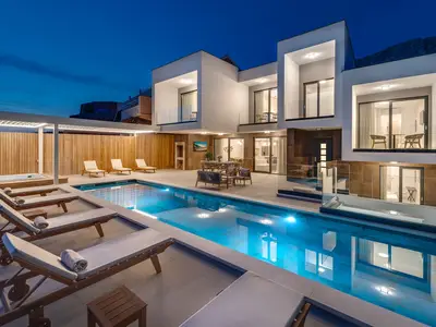 Villa Largo mit 4 Schlafzimmern mit eigenem Bad, beheiztem 33 m2 großen Pool, Whirlpool, Medienraum