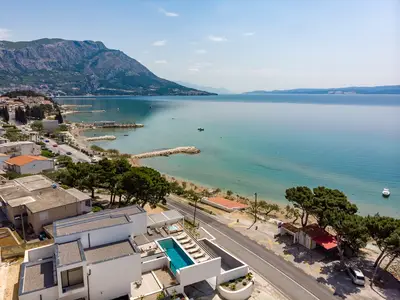 Die Villa BAVA liegt oberhalb der Küstenstraße in Duće, nur wenige Gehminuten von Restaurants (50 m), Bars und Minimärkten entfernt