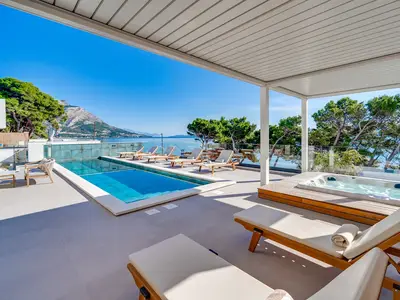 Der Außenbereich bietet einen 33 m2 großen beheizten Privatpool, einen Whirlpool und einen atemberaubenden Meerblick.