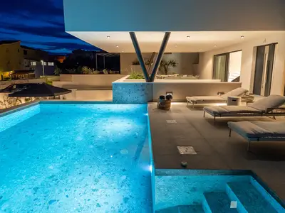 Willkommen in der Villa Siete, einem modernen Meisterwerk, das Luxus und Komfort verkörpert.
