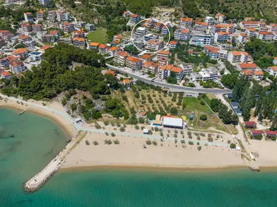 Nur 200 Meter von den sonnenverwöhnten Ufern des Strandes Duće entfernt gelegen.