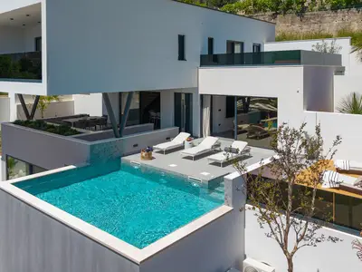 Begeben Sie sich die Außentreppe hinauf zur atemberaubenden Poolterrasse, wo ein beheizter Privatpool (6,5 m x 4,5 m) auf Sie wartet.